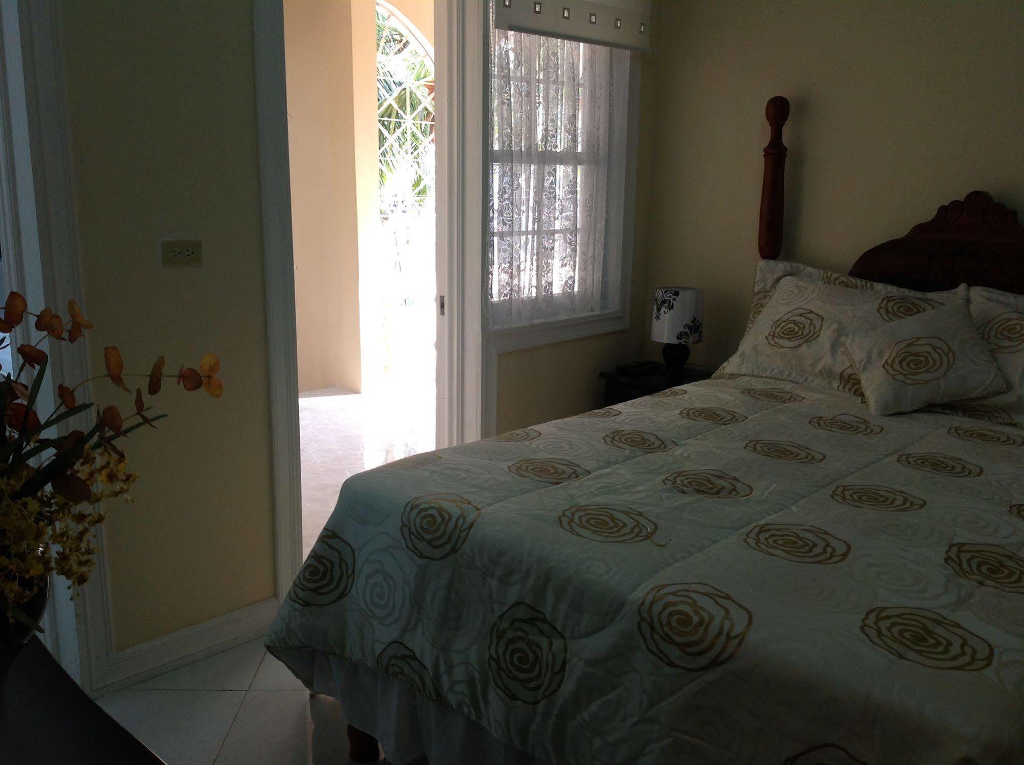 Cazwin Villas Montego Bay Exterior foto